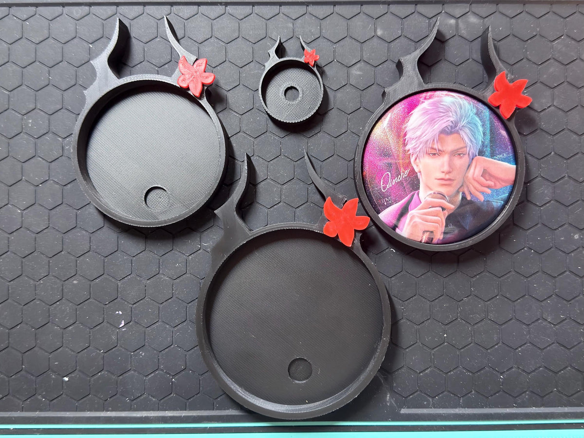 Sylus 3D Printed Badge Frame - Love and Deepspace, Anime Desk Decor (Black & Red) — view 5